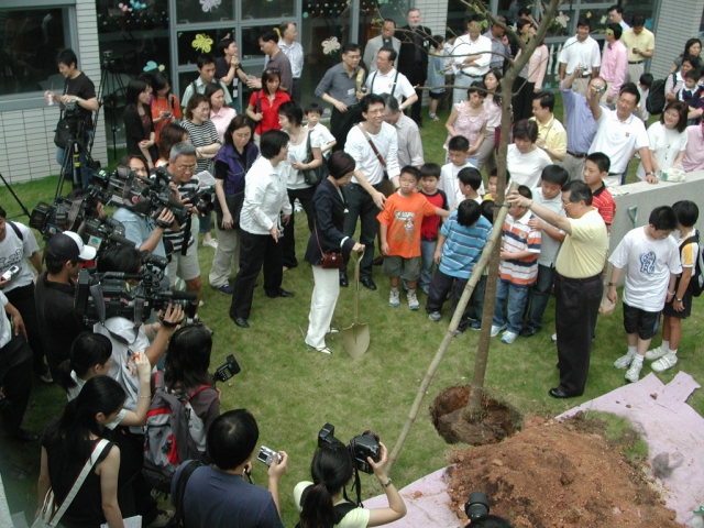 pd_tree_planting_08_20110308_1987587759